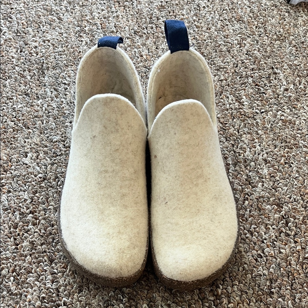 Cozy Cream Women's Slippers Asportuguesas NWOT